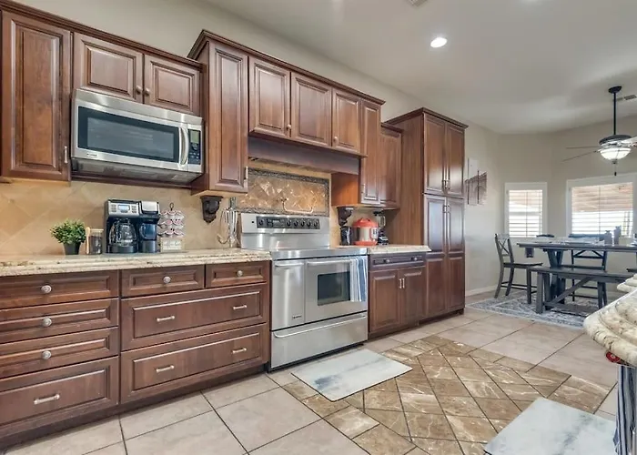 Peruvian-4 Bed Desert Oasis -pool, Hot-tub &outdoor Kitchen Holiday home Lake Havasu City