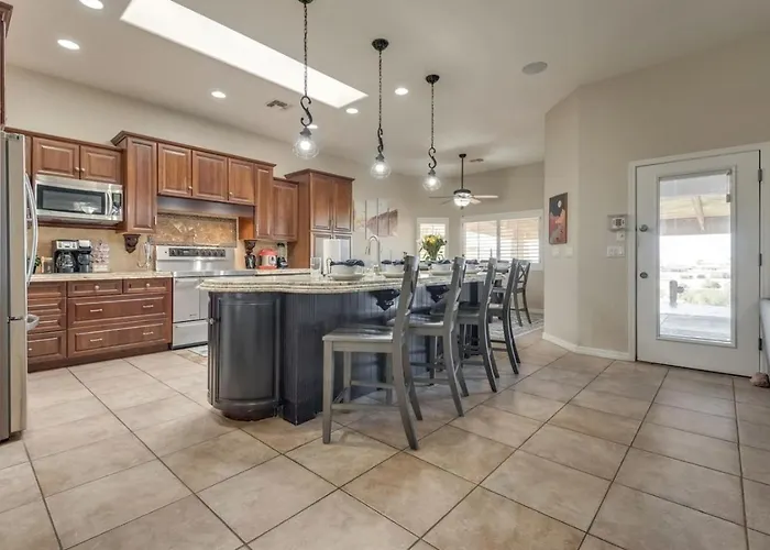 Peruvian-4 Bed Desert Oasis -pool, Hot-tub &outdoor Kitchen Holiday home Lake Havasu City