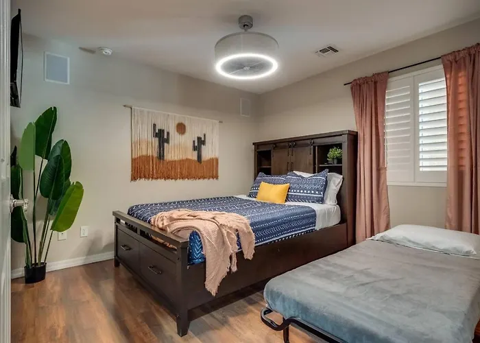 Peruvian-4 Bed Desert Oasis -pool, Hot-tub &outdoor Kitchen Holiday home *